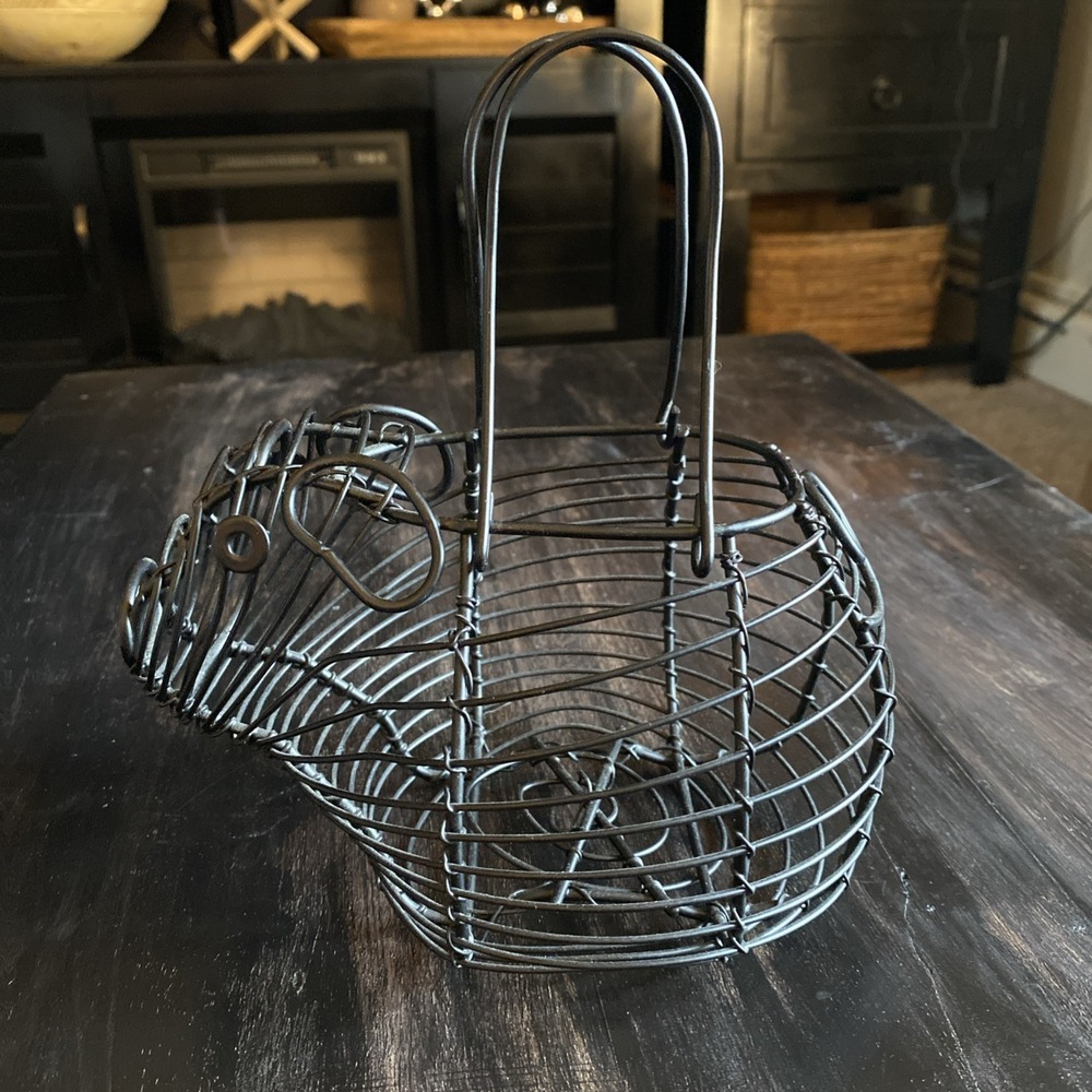 Wire Pig Egg Basket Folding Handle  Snout Curly Tail Kitchen Country  Farm Blk
